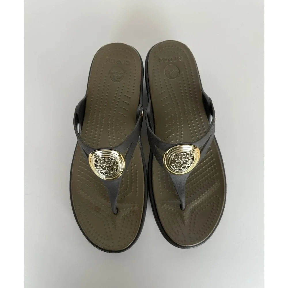 Crocs Sanrah Medallion Gold Circle Wedge Sandals Size 9 Brown Thong Flip Flops